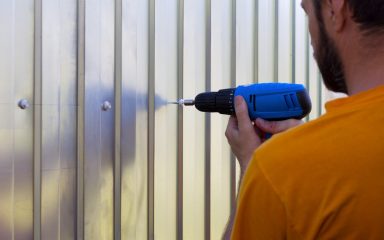 مردی در حال نصب ورق پلی کربنات